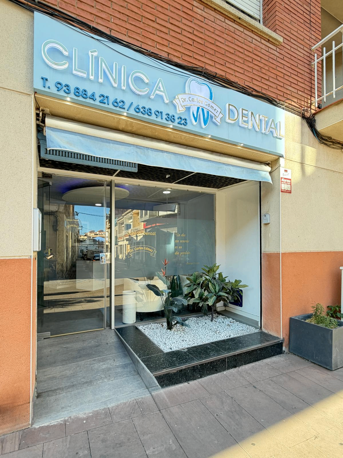 Fachada de la Clínica Dental Dr. Carlos Gómez en Viladecans