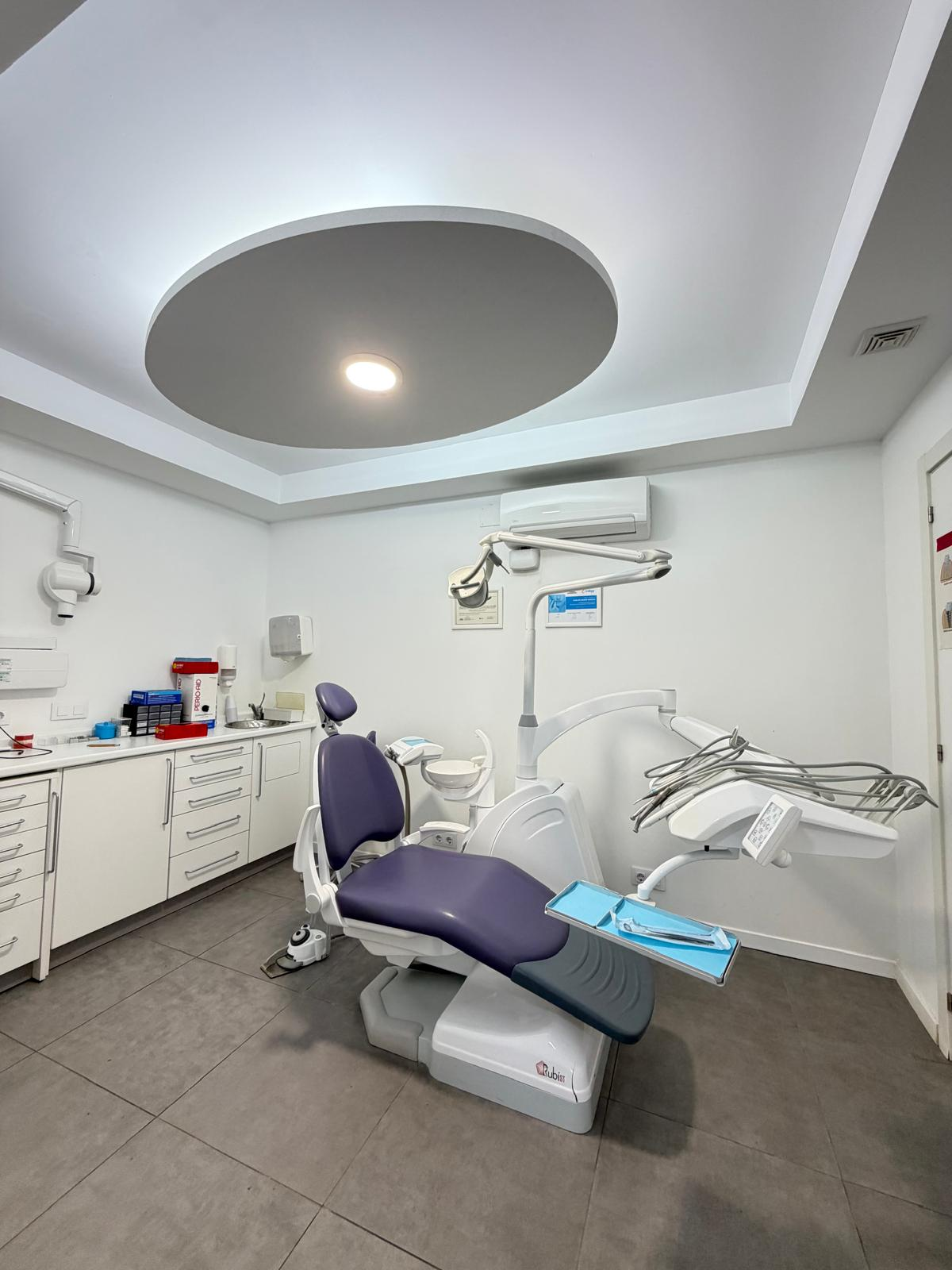 Gabinete dental con equipamiento moderno